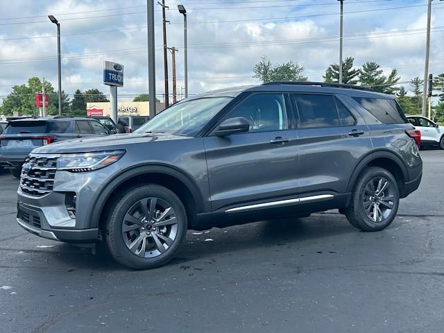 2025 Ford Explorer photo 2