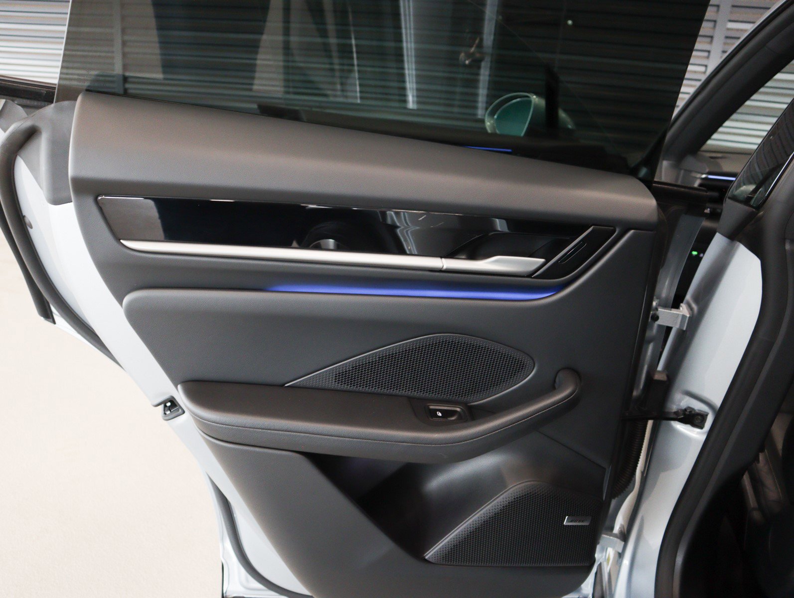 2025 Porsche Macan Electric 4 photo 23
