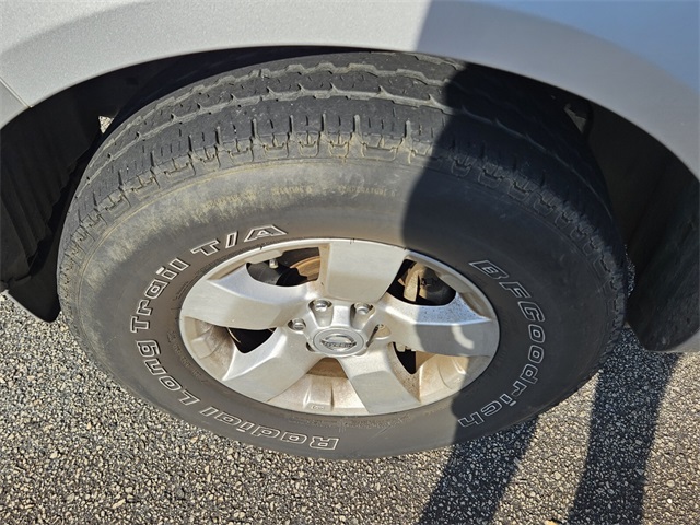 2013 Nissan Frontier SV photo 2