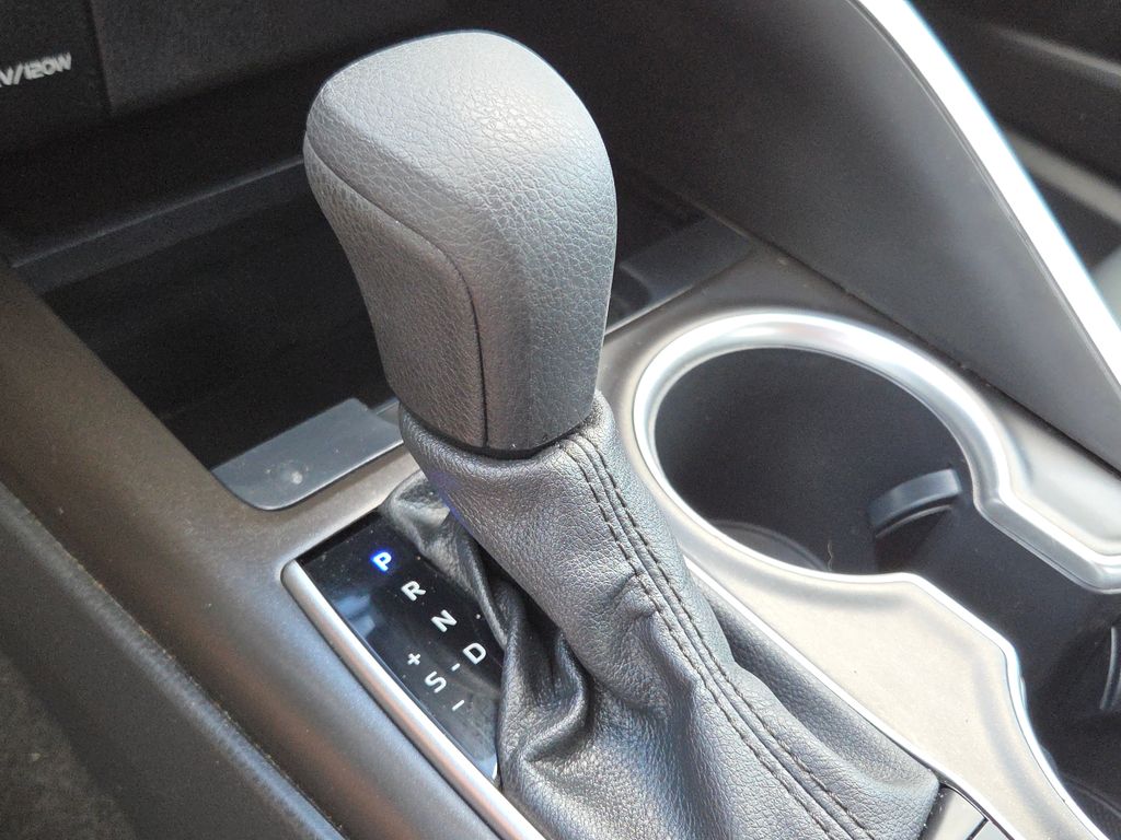 2022 Toyota Camry Hybrid LE photo 22