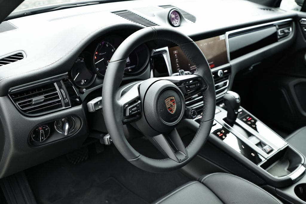 2025 Porsche Macan T photo 4