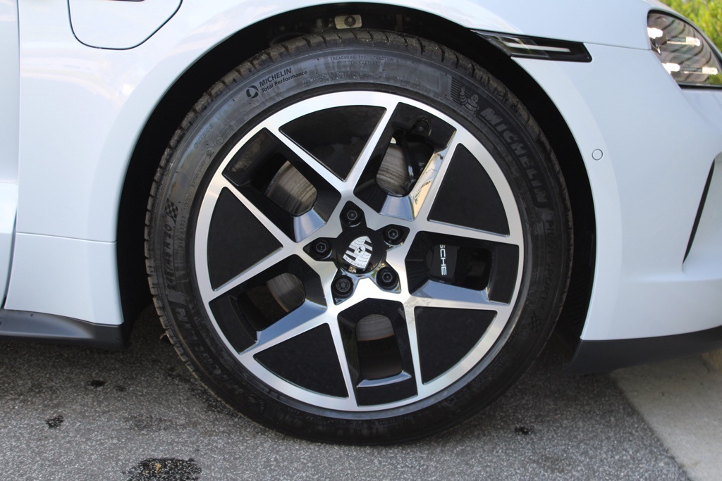 2025 Porsche Taycan photo 27