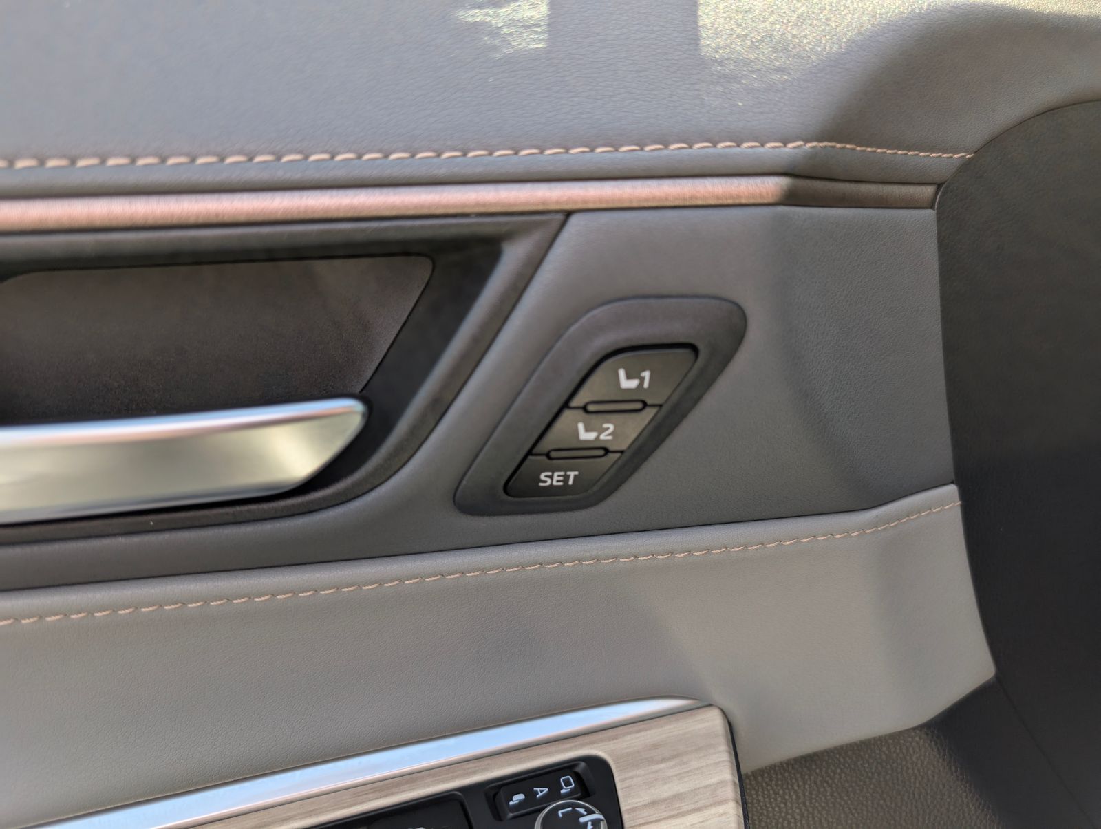 2022 Toyota Venza XLE photo 13