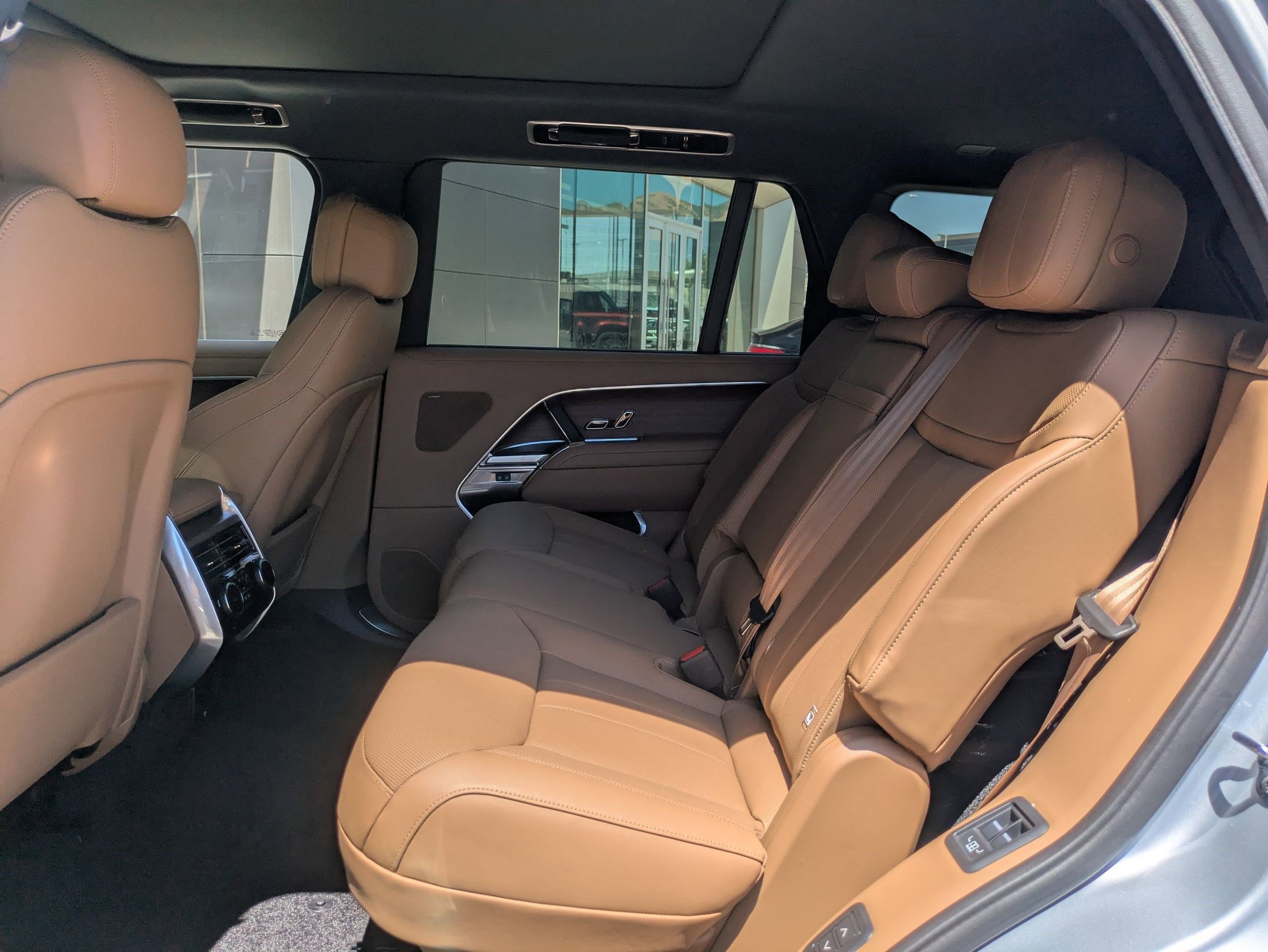 2025 Land Rover Range Rover SE photo 13