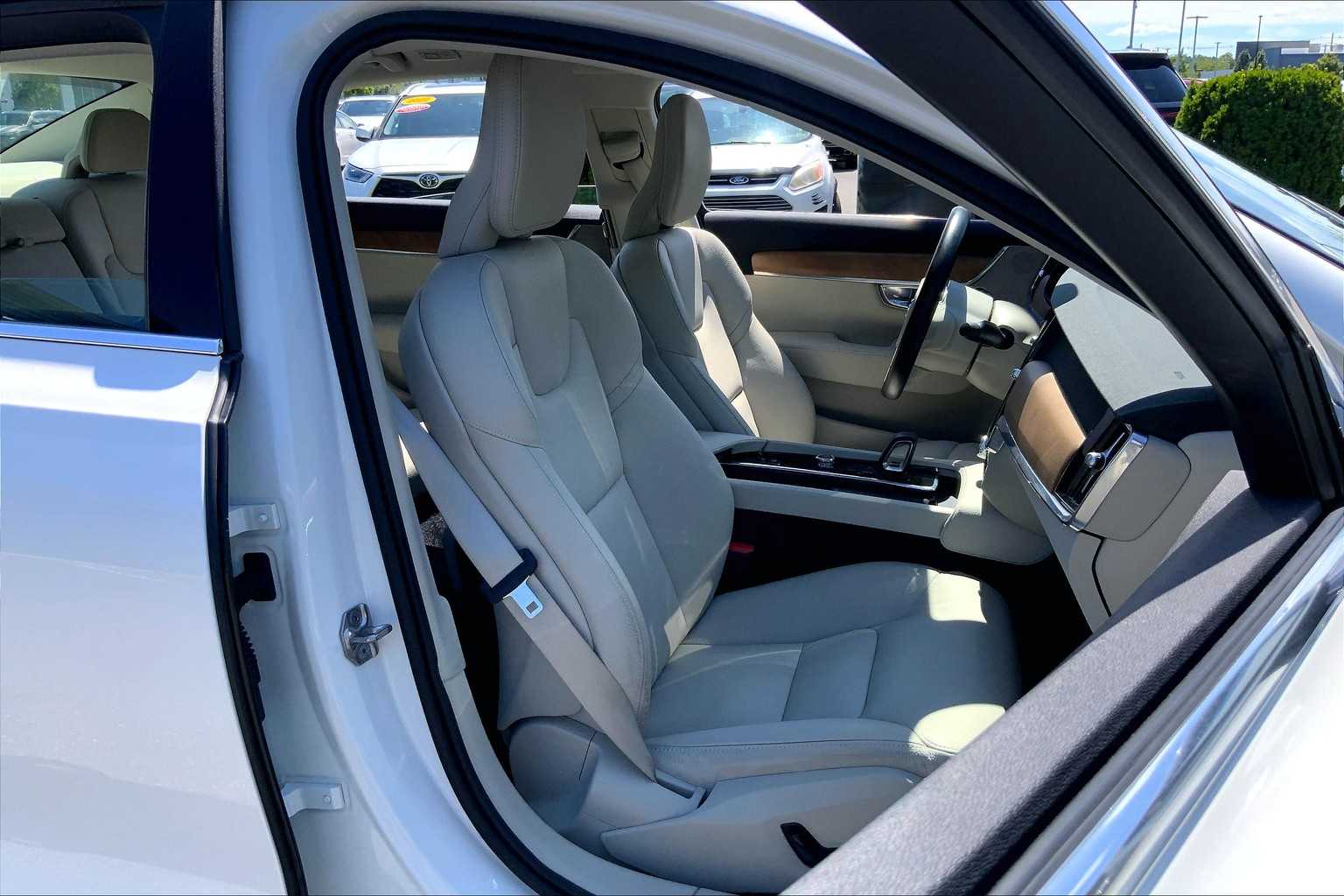 2022 Volvo S90 Momentum photo 8