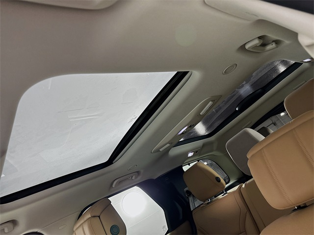 2025 Land Rover Discovery Metropolitan Edition photo 13