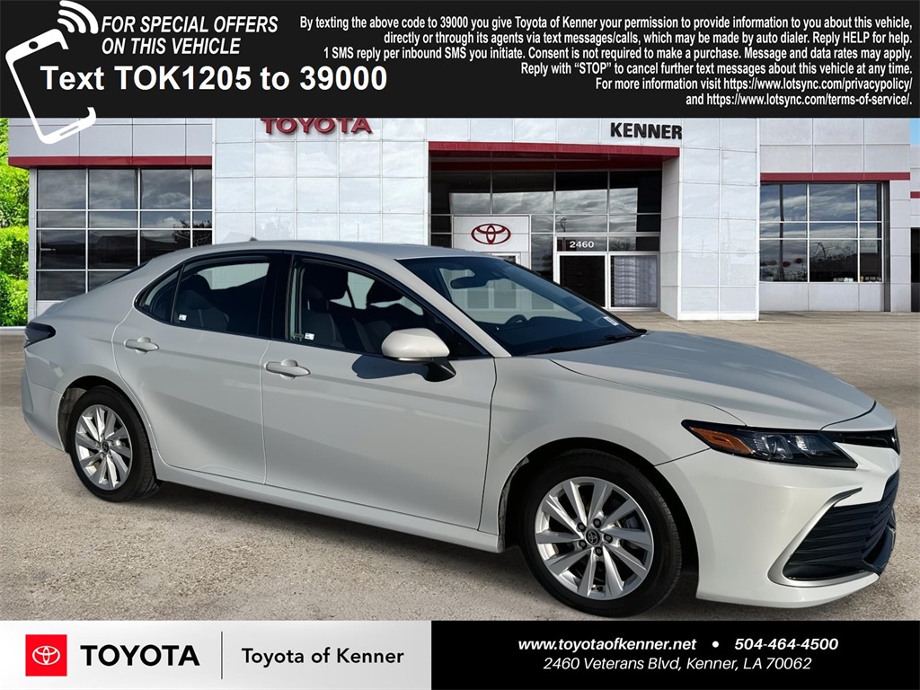 2022 Toyota Camry LE's photo