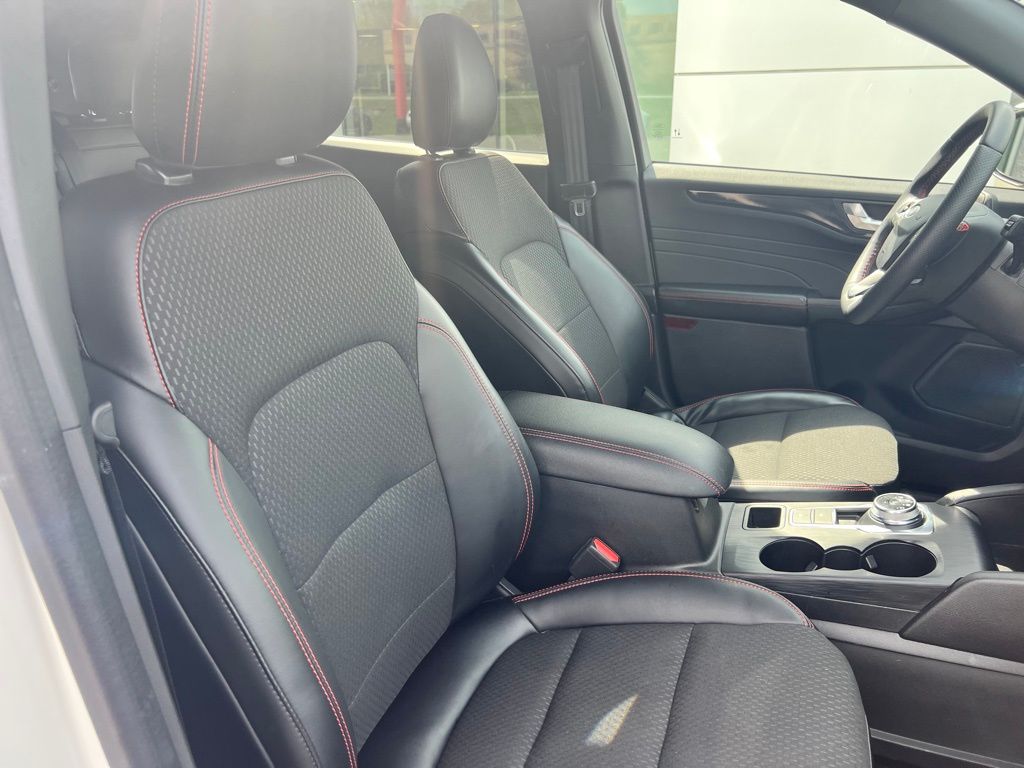 2024 Ford Escape Hybrid ST-Line Select photo 32