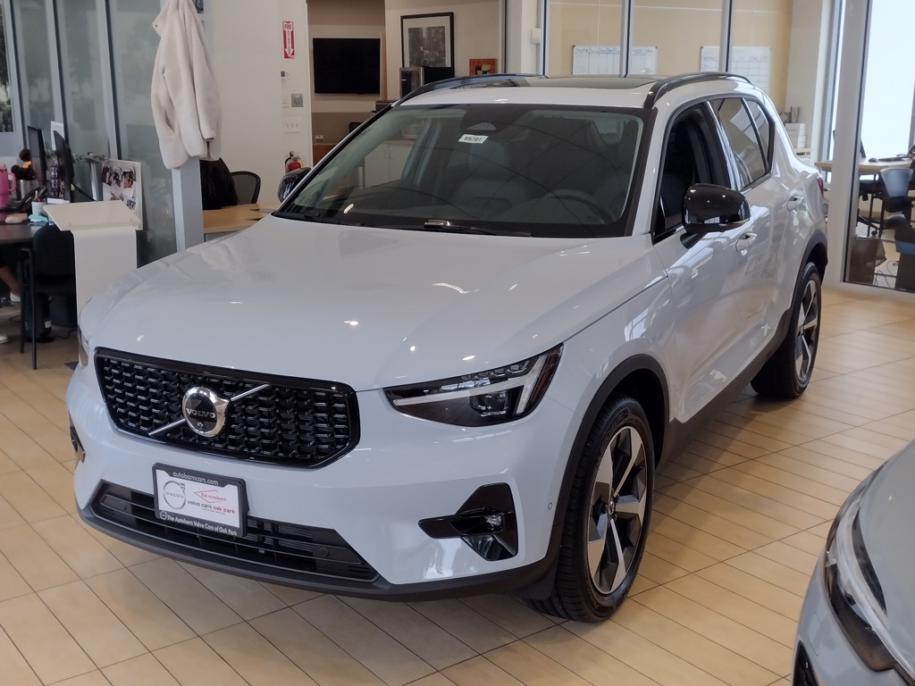 2026 VOLVO XC40 - Image 1
