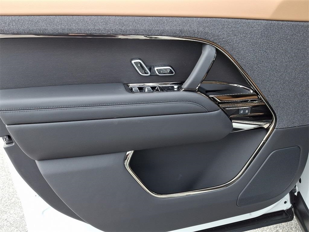 2025 Land Rover Range Rover Sport SE photo 4