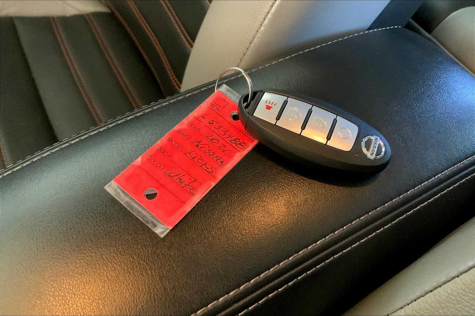 2021 Nissan Kicks SR photo 12