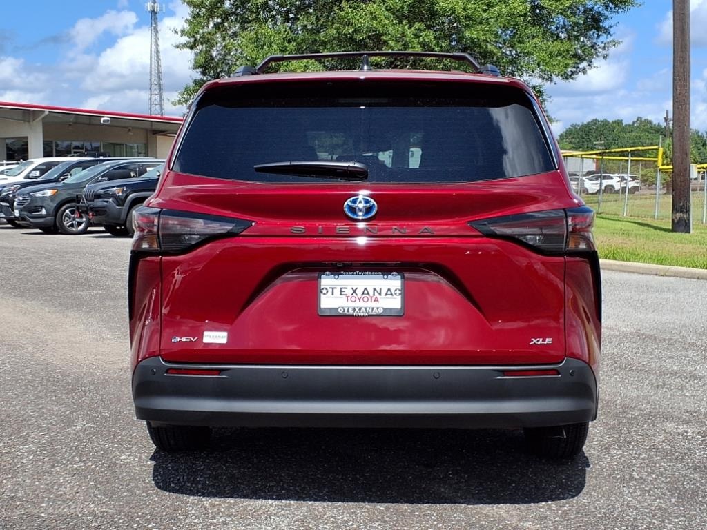 2025 Toyota Sienna XLE photo 4