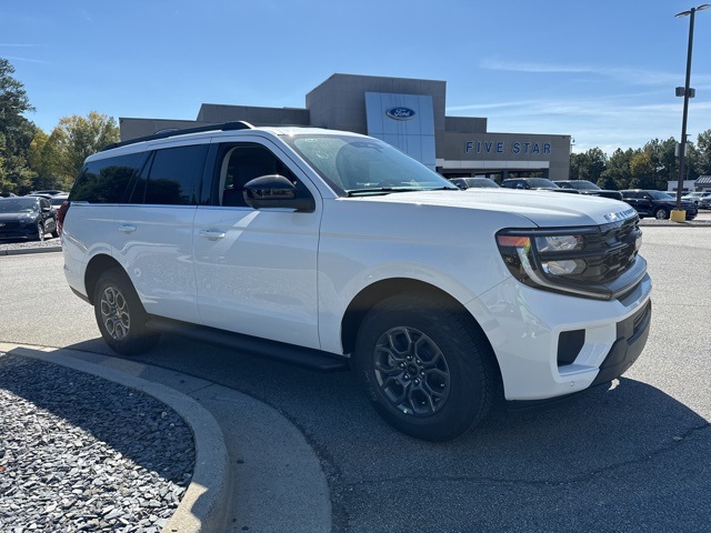 2025 Ford Expedition photo 2