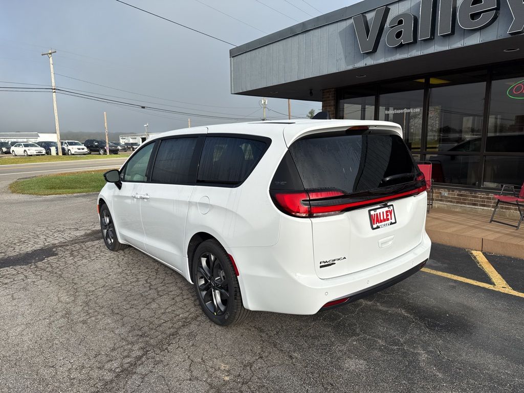 2026 Chrysler Pacifica photo 4