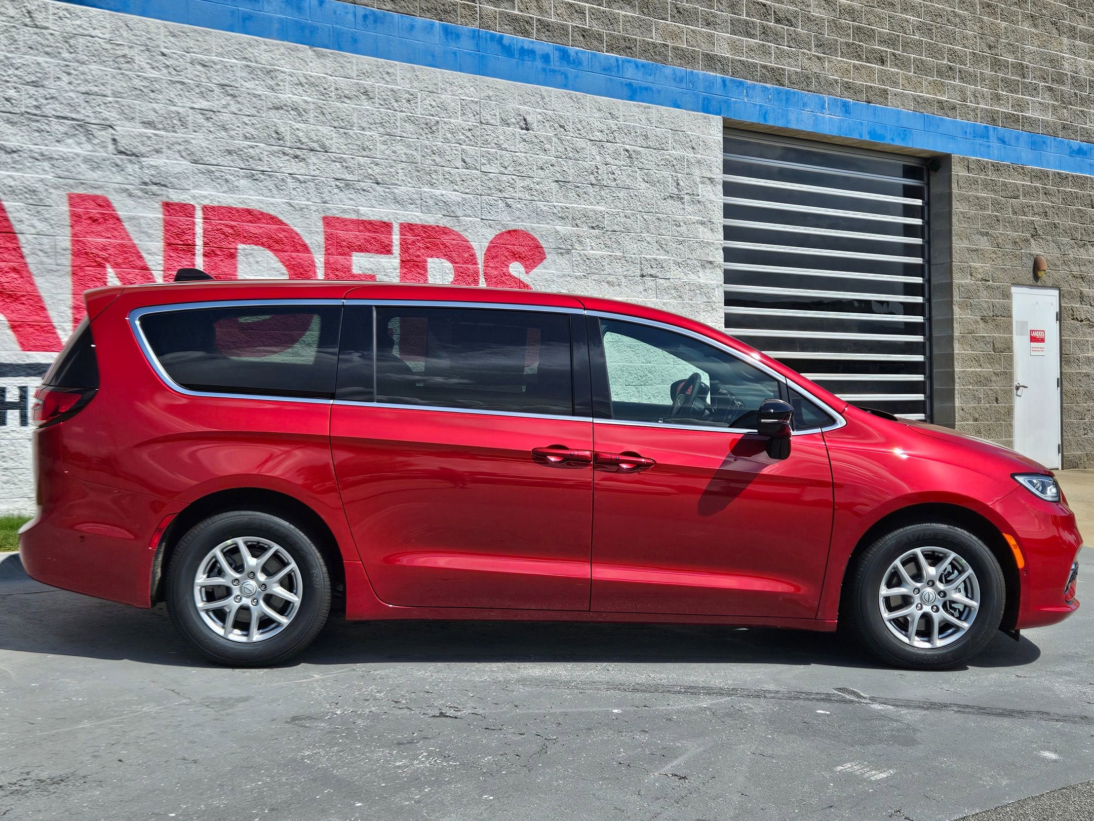 2025 Chrysler Pacifica photo 8