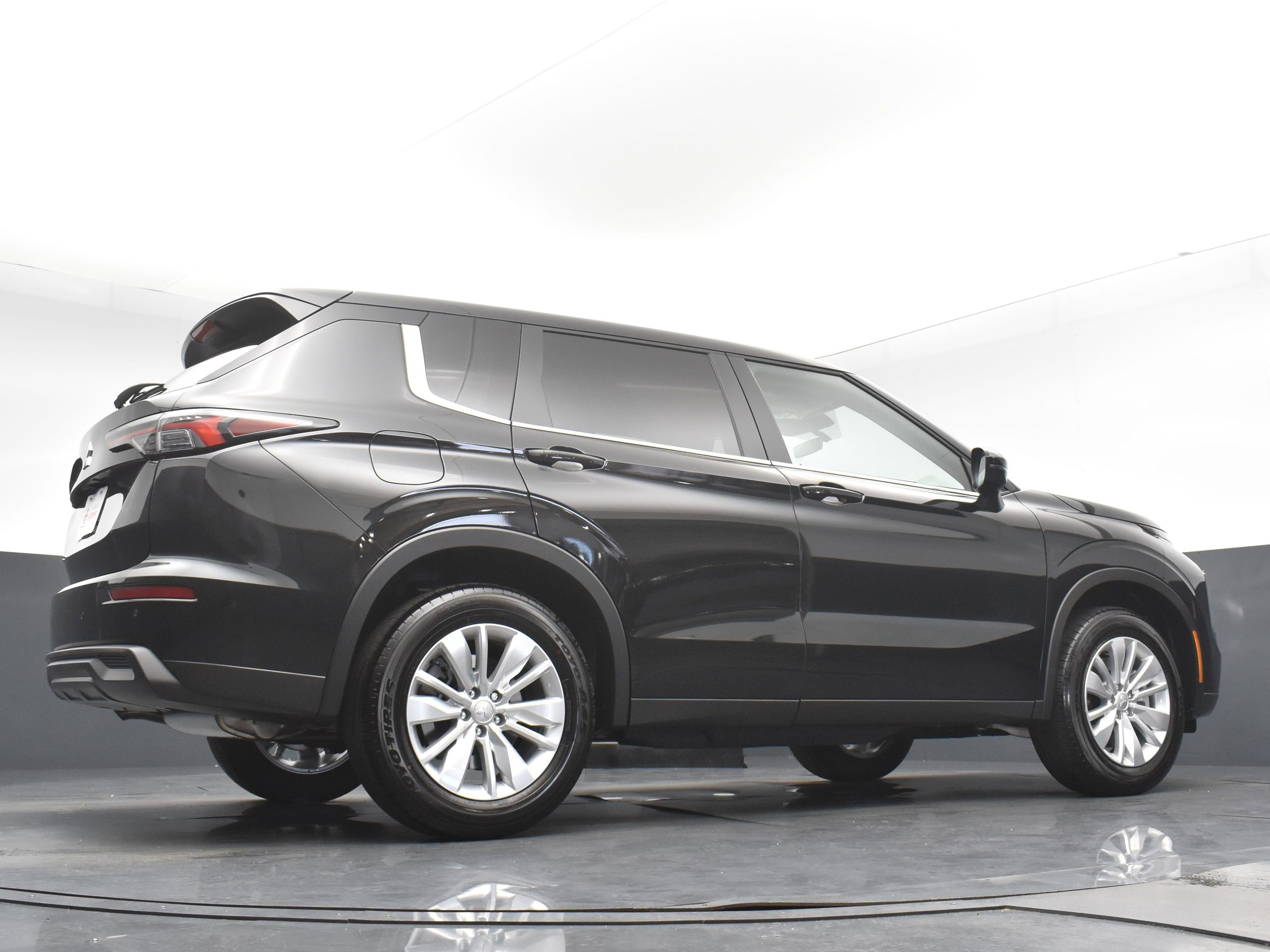 2025 Mitsubishi Outlander ES photo 24