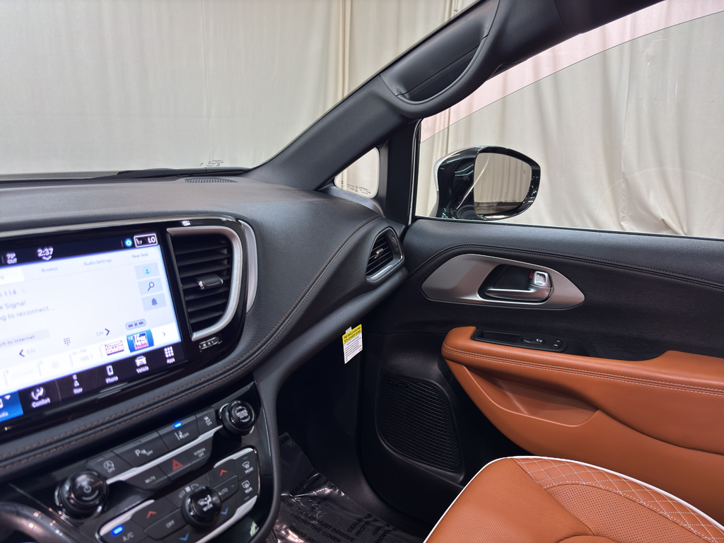 2026 Chrysler Pacifica Pinnacle photo 15
