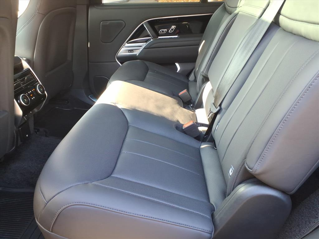 2025 Land Rover Range Rover SE photo 4
