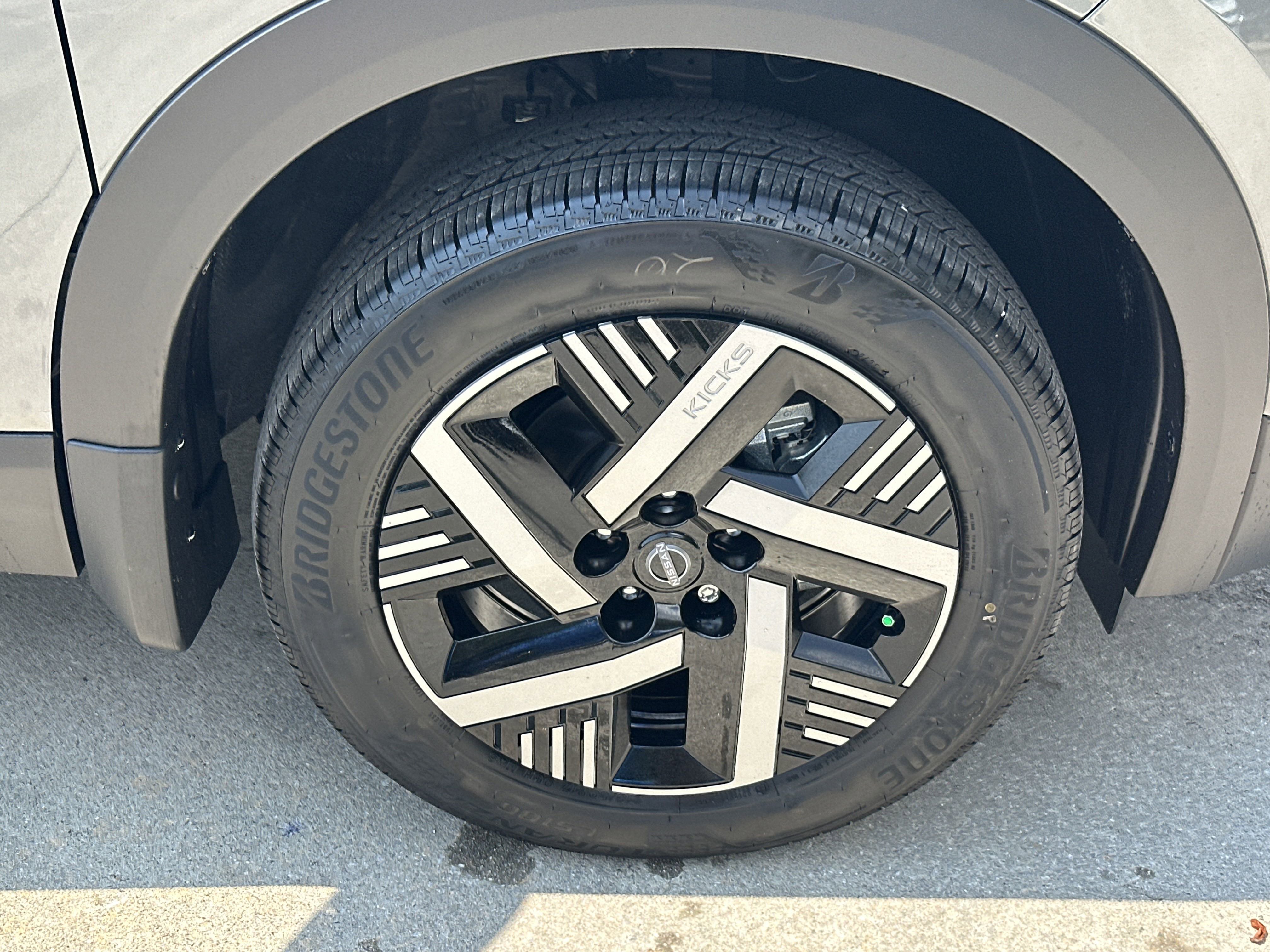 2025 Nissan Kicks SV photo 4