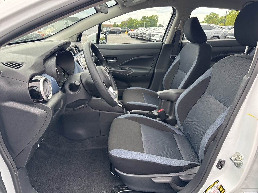 2025 Nissan Versa 1.6 SV photo 10