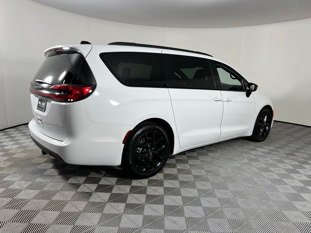 2024 Chrysler Pacifica Touring L photo 3