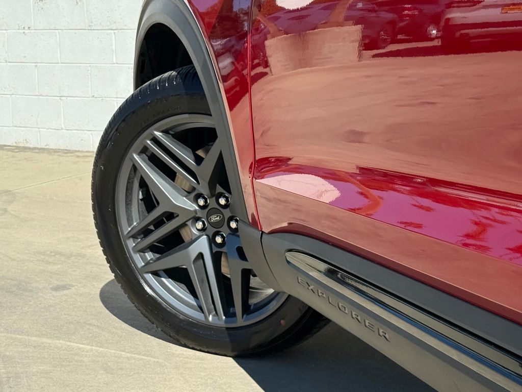 2025 Ford Explorer ST-Line photo 16