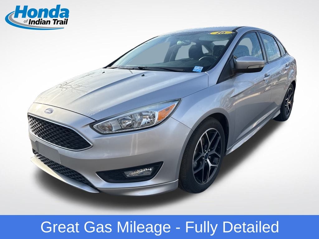 2016 Ford Focus SE's photo