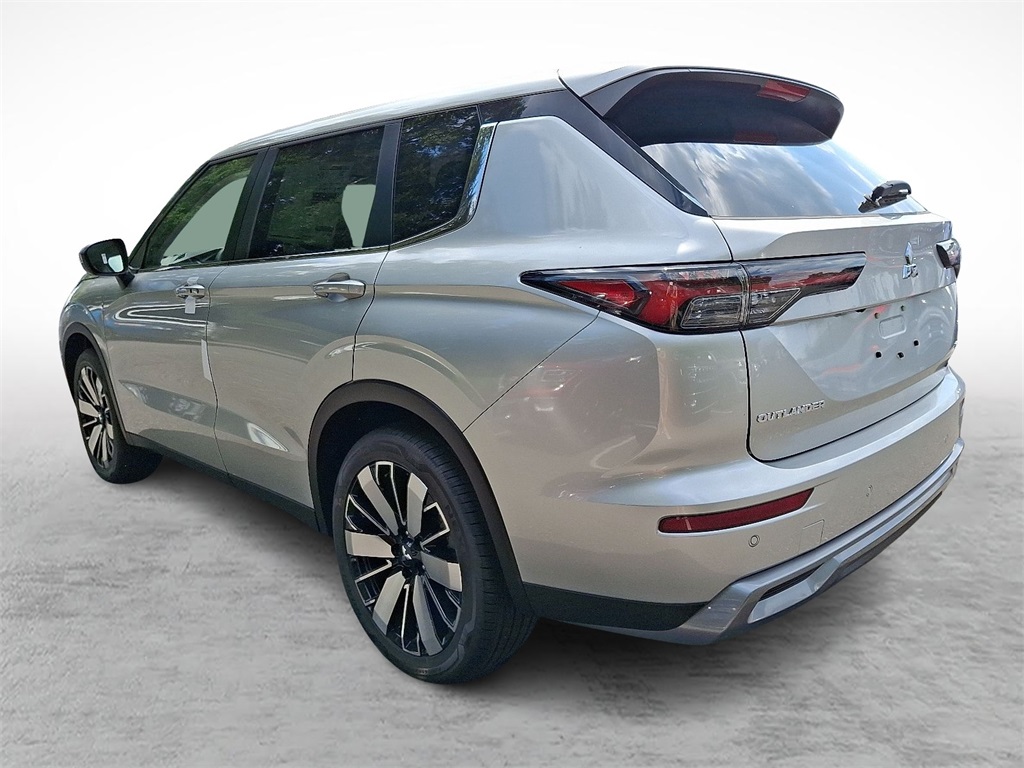 2025 Mitsubishi Outlander SE photo 2