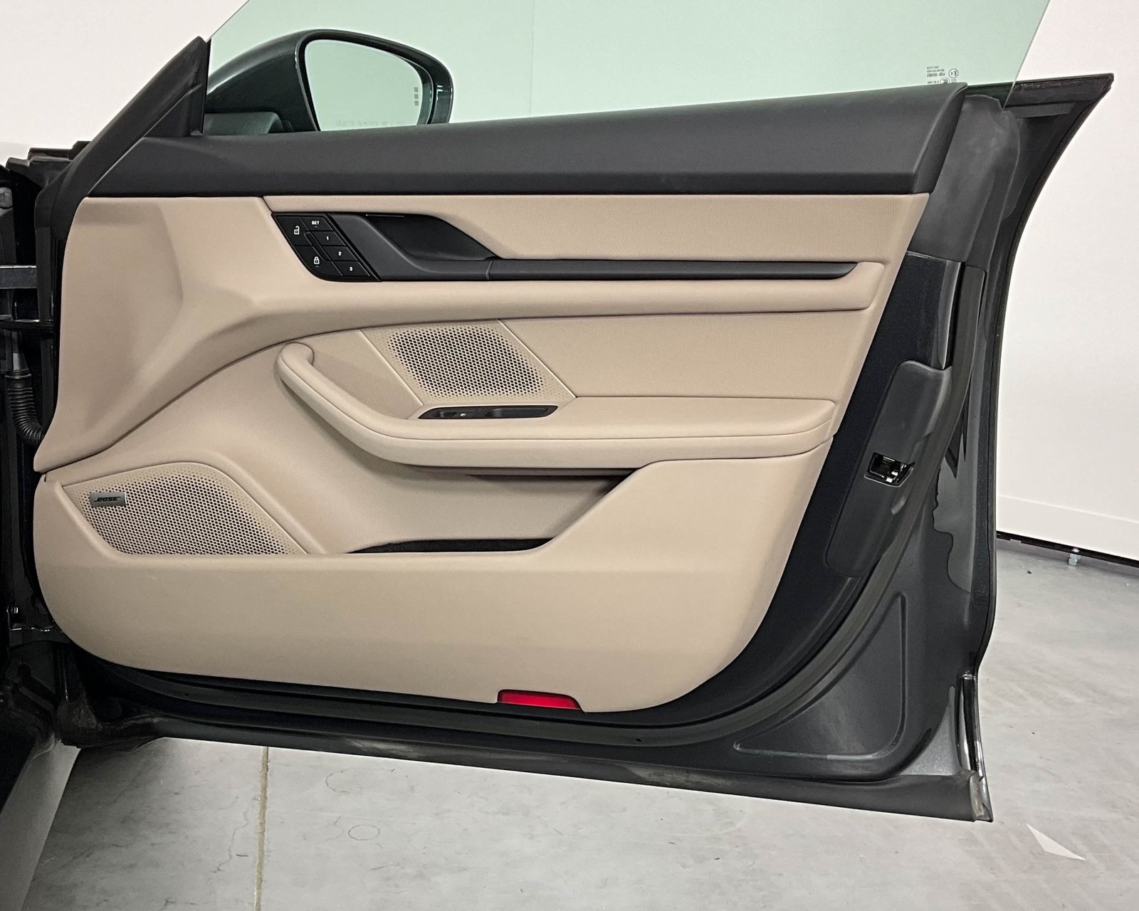 2024 Porsche Taycan photo 21