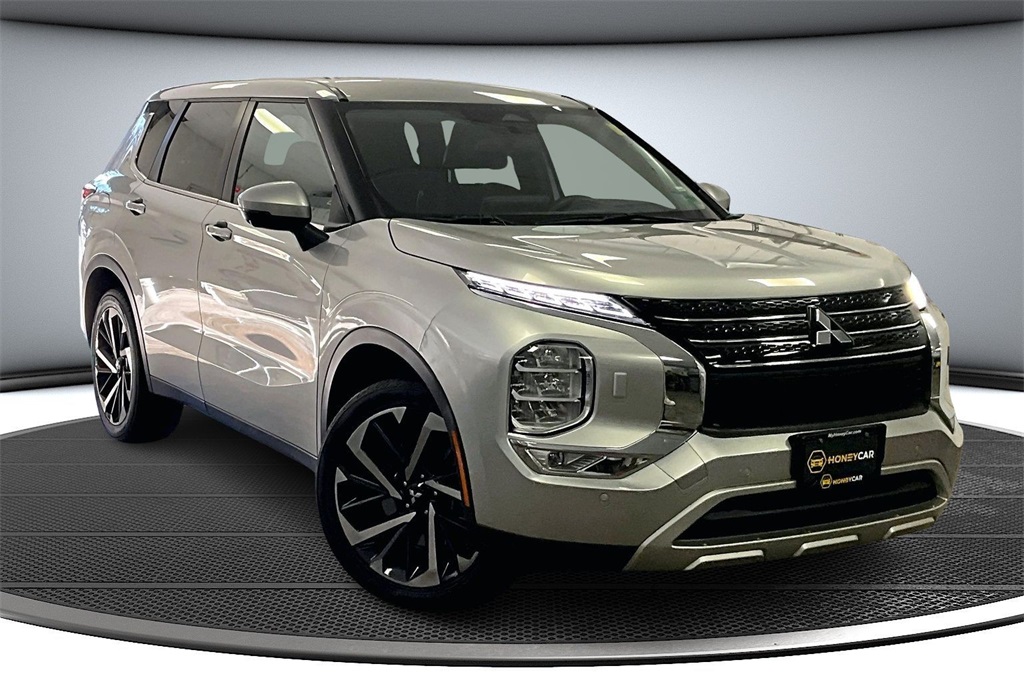 2023 Mitsubishi Outlander SE's photo
