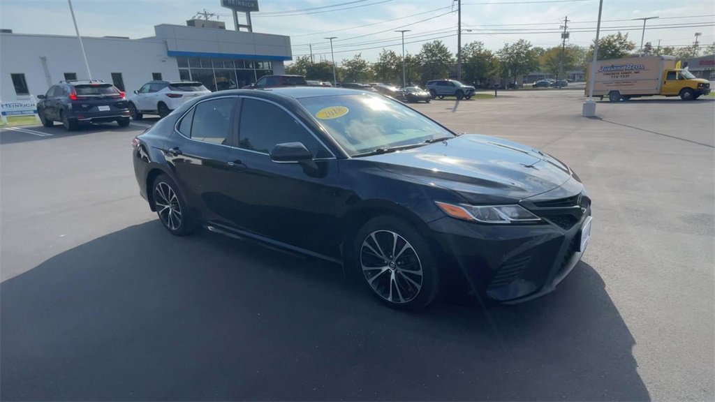 2018 Toyota Camry SE XLE photo 2