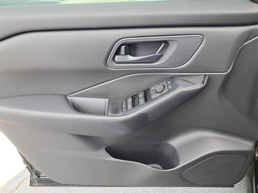 2025 Nissan Rogue S photo 21