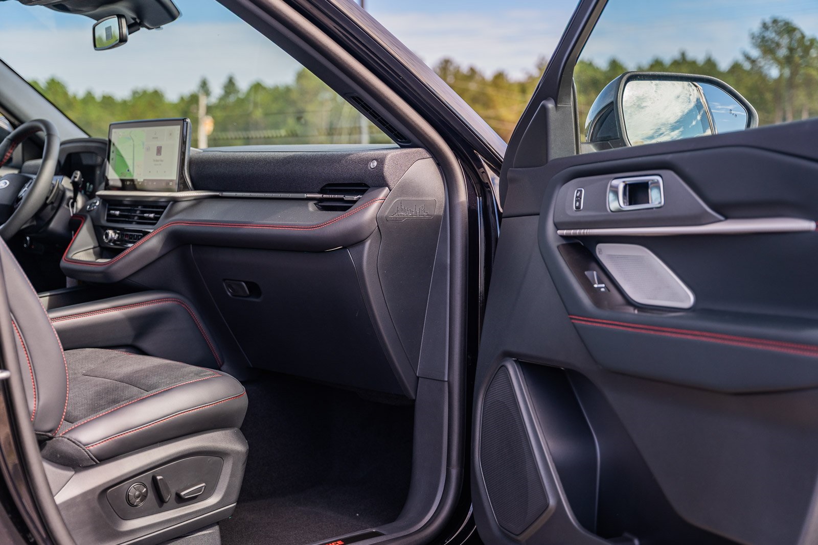 2025 Ford Explorer ST photo 4