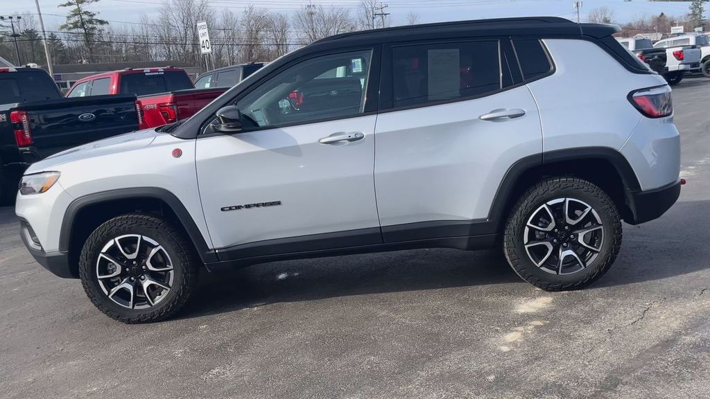 2024 Jeep Compass Trailhawk photo 8