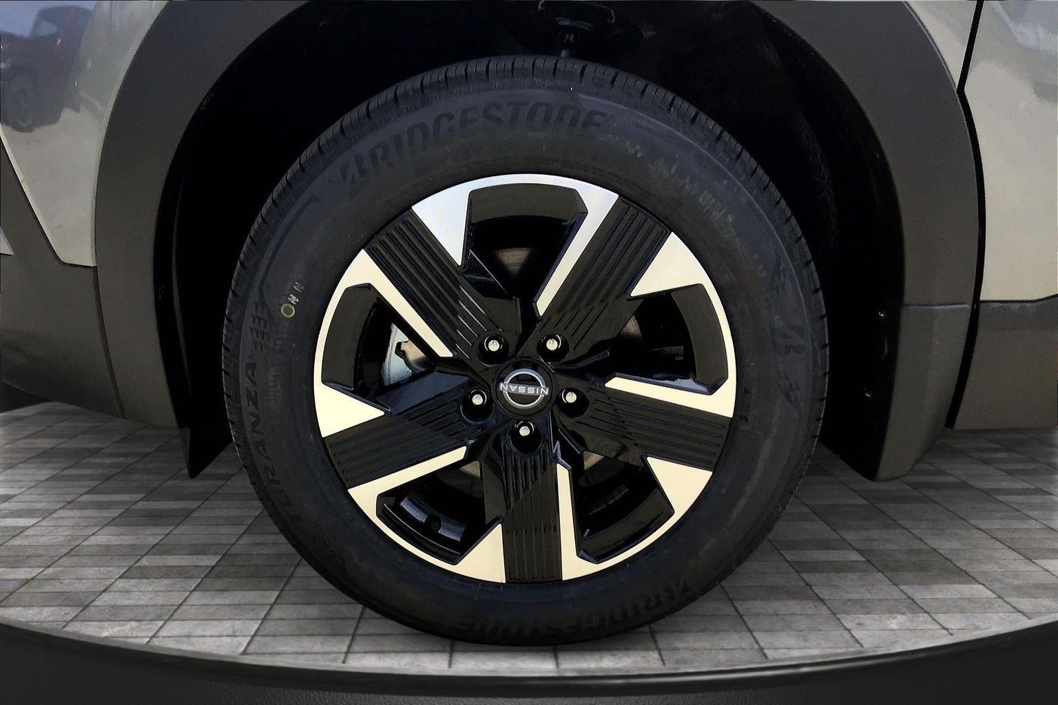 2025 Nissan Kicks SV photo 8