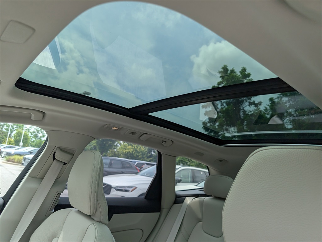 2025 Volvo XC60 Hybrid T8 Plus photo 3