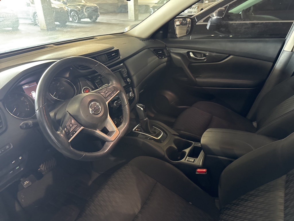 2018 Nissan Rogue SV photo 2