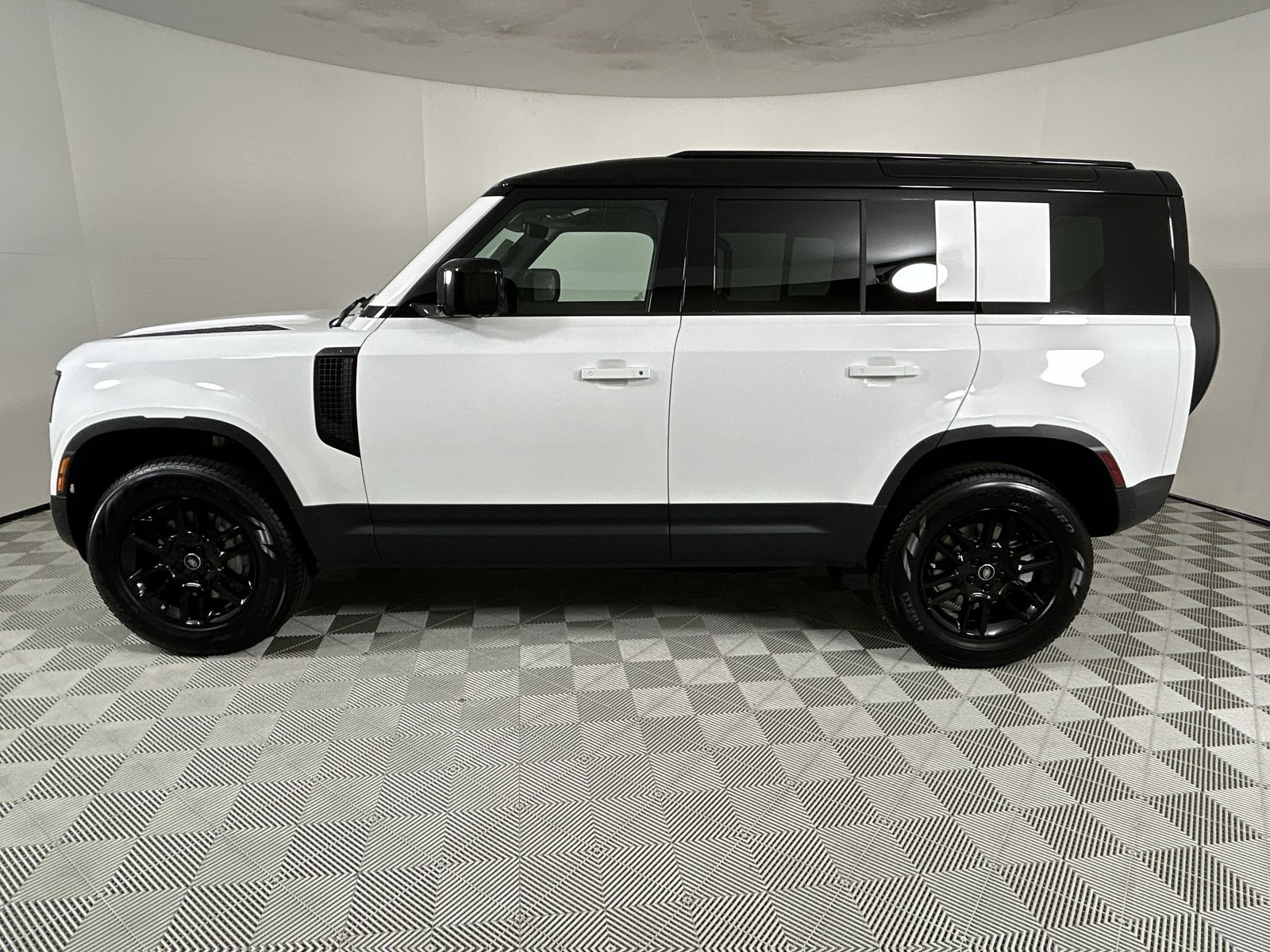 2025 Land Rover Defender 110 S photo 2