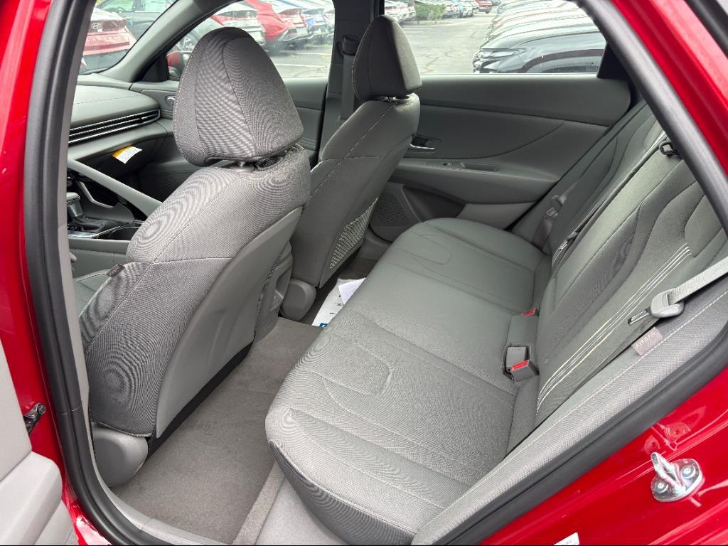 2025 Hyundai Elantra SEL Convenience photo 12