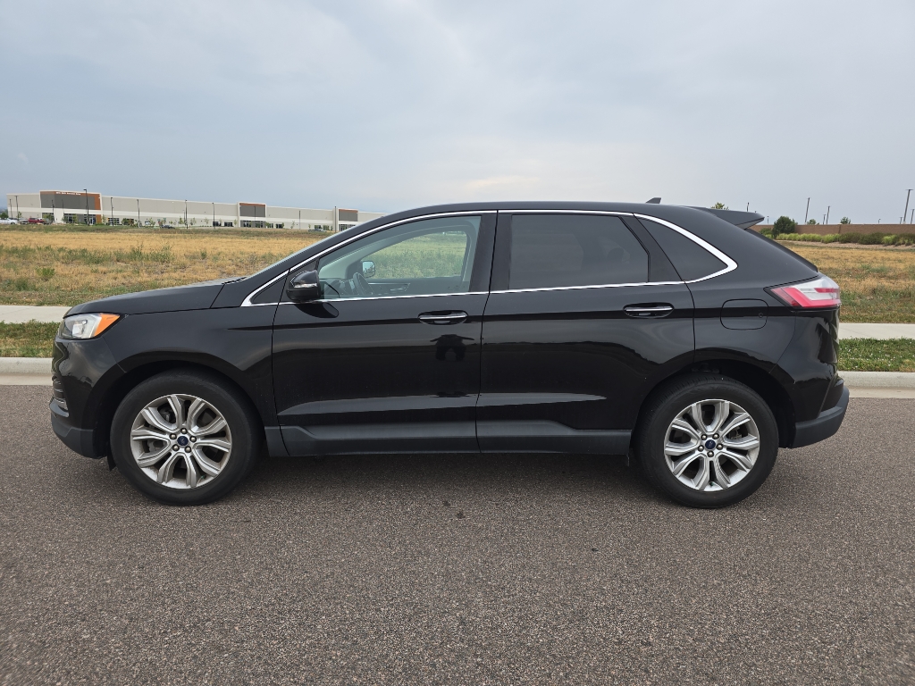 2022 Ford Edge Titanium photo 2