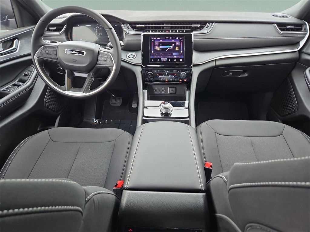 2025 Jeep Grand Cherokee Laredo photo 6