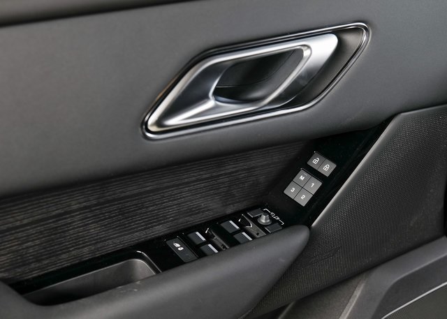 2026 Land Rover Range Rover Velar SE photo 19