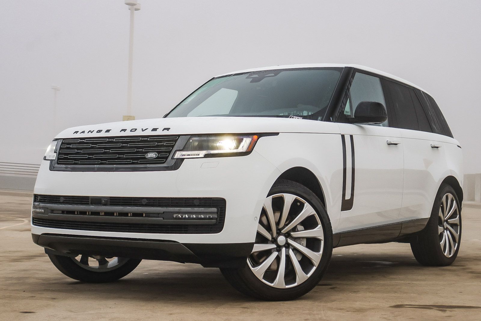 2025 Land Rover Range Rover SE's photo
