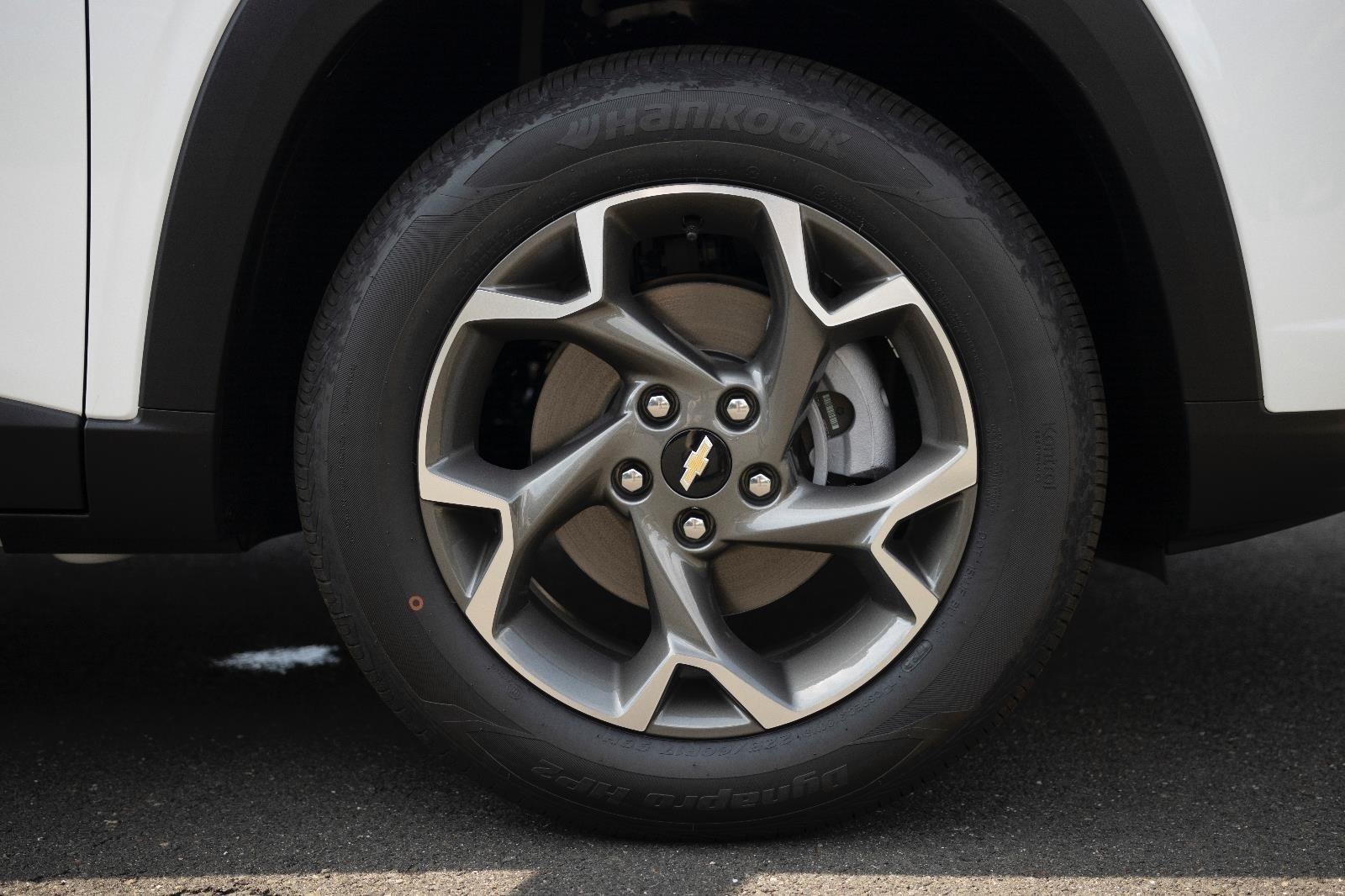 2025 Chevrolet Trax LT photo 7