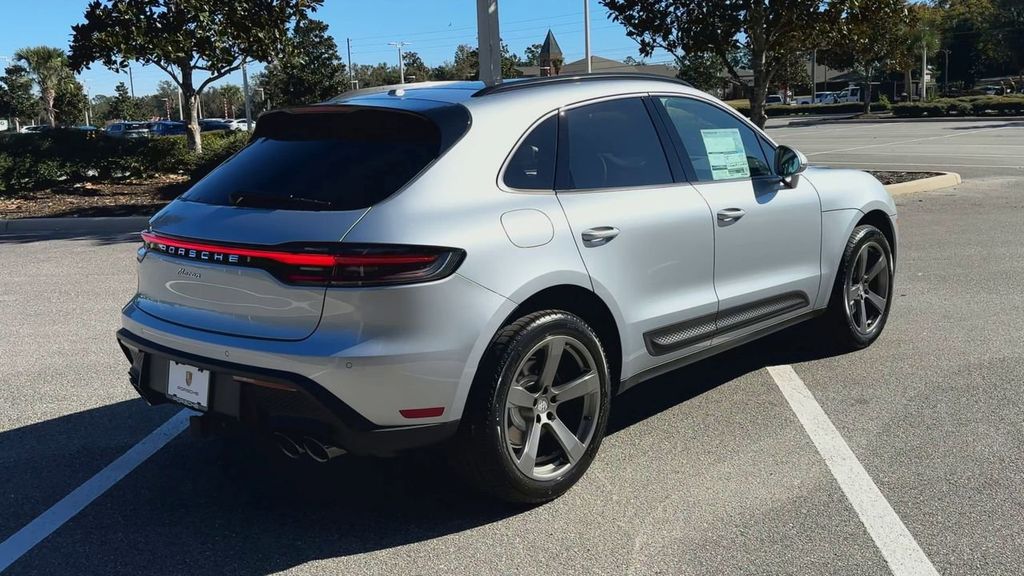 2025 Porsche Macan Base photo 6