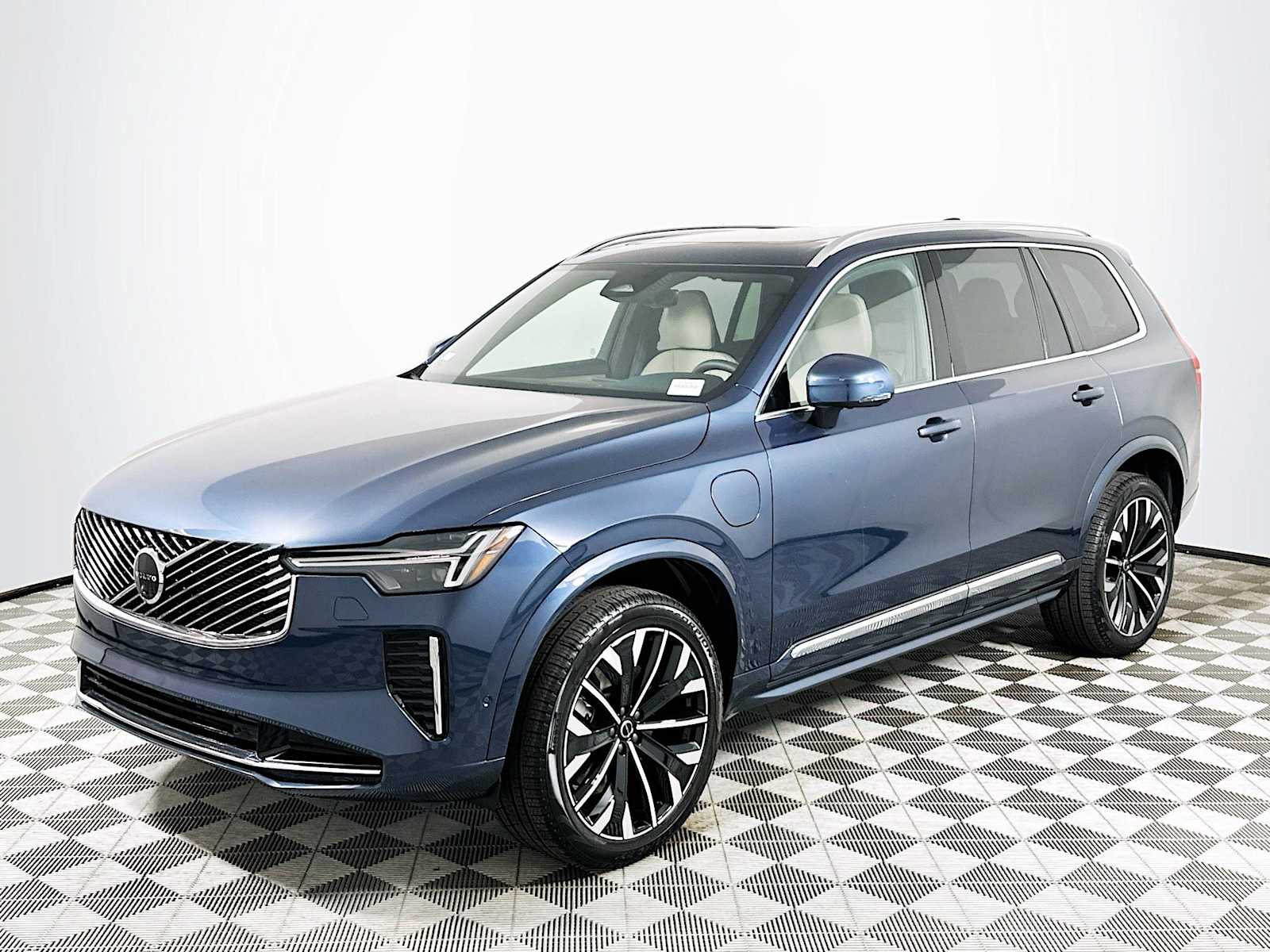 2026 Volvo XC90 T8 AWD Plus photo 3