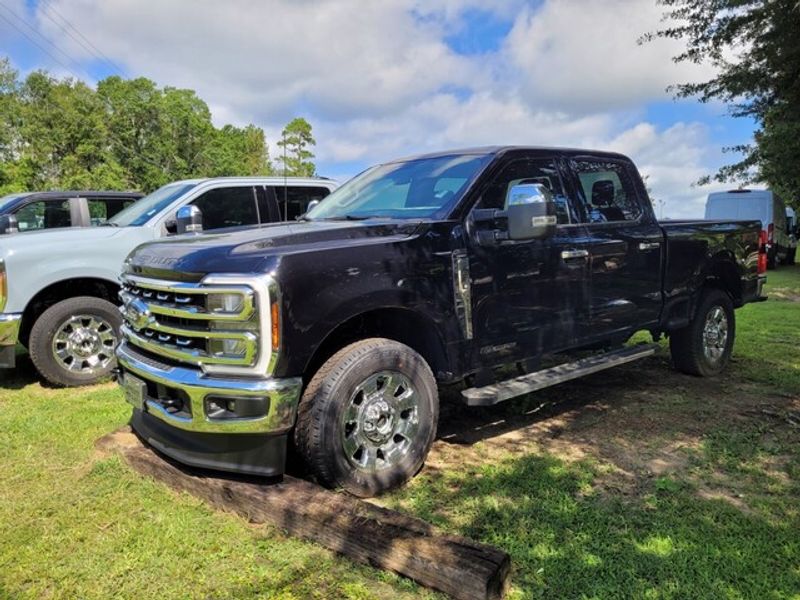 2025 Ford F-350 Lariat photo 3