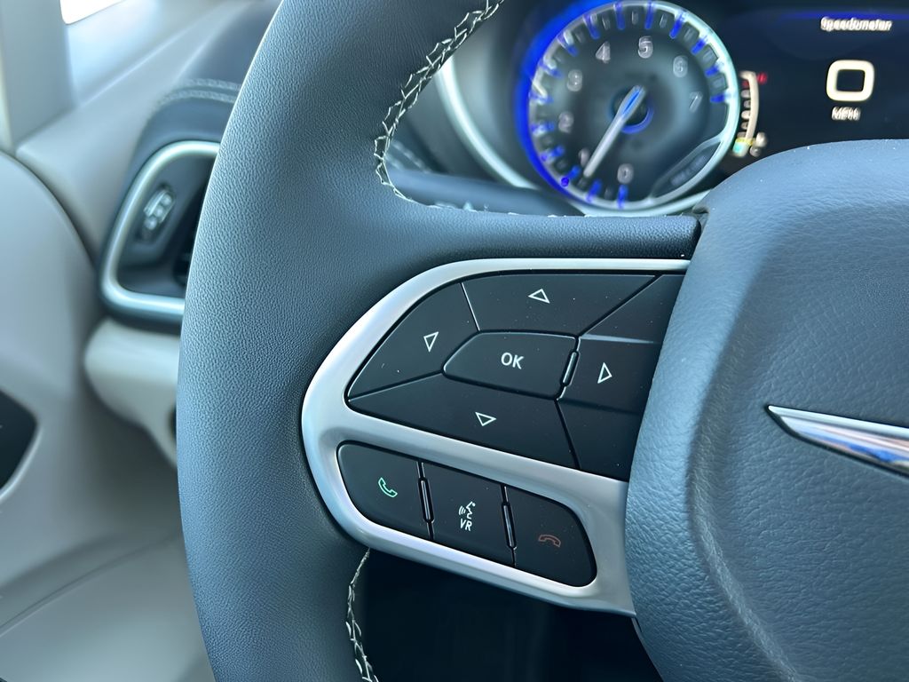 2024 Chrysler Pacifica Touring L photo 14