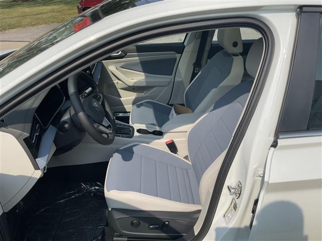 2025 Volkswagen Jetta 1.5T SE photo 4