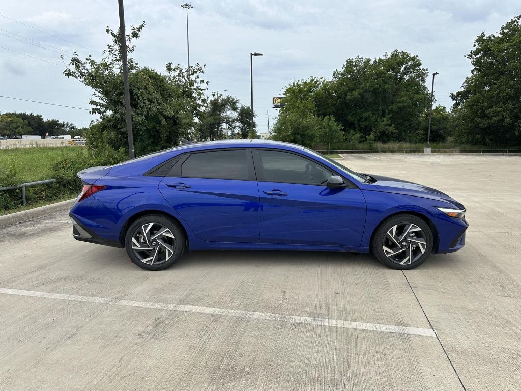 2025 Hyundai Elantra SEL Sport photo 4